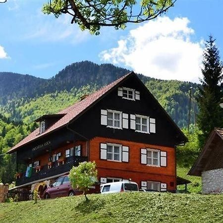 Smucarska Koca Bed & Breakfast Kotlje Bagian luar foto