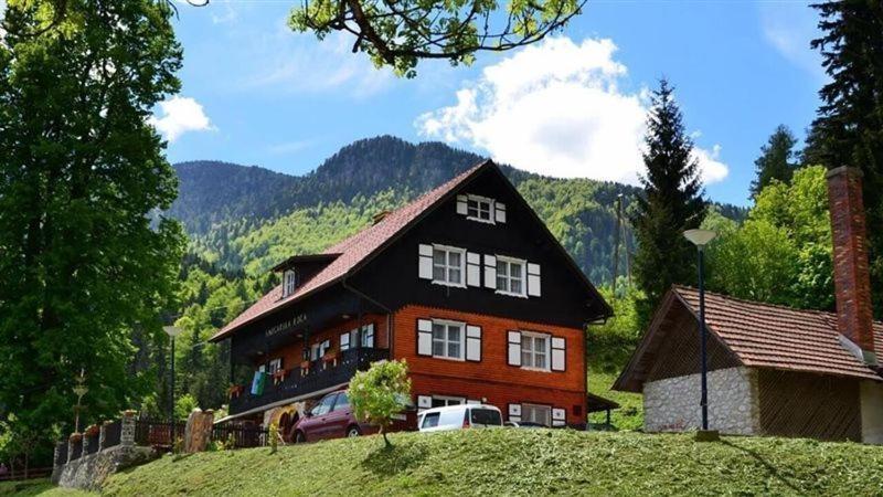 Smucarska Koca Bed & Breakfast Kotlje Bagian luar foto