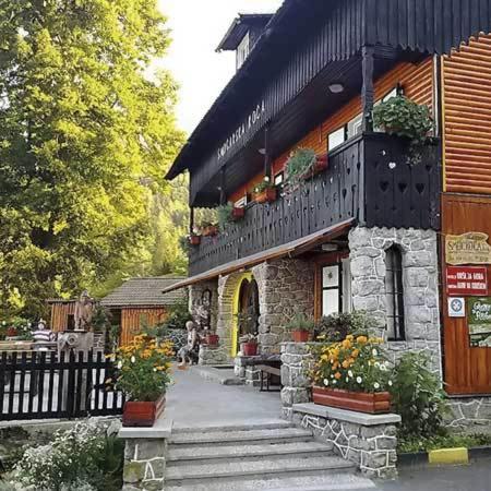 Smucarska Koca Bed & Breakfast Kotlje Bagian luar foto